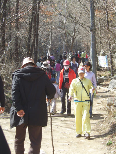 사람들로 북적이는 일요일의 산행 